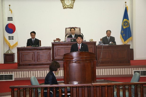 북한의 무력도발행위 규탄 결의안 낭독